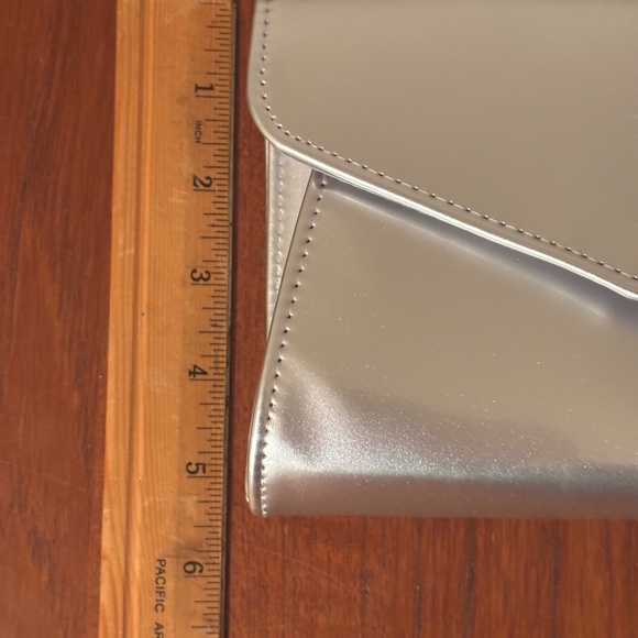 Labair Shiny Silver Envelope Clutch Purse - Picture 8 of 12